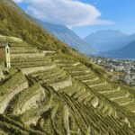 Vista sul paese di Bianzone in Valtellina e i suoi Vigneti.