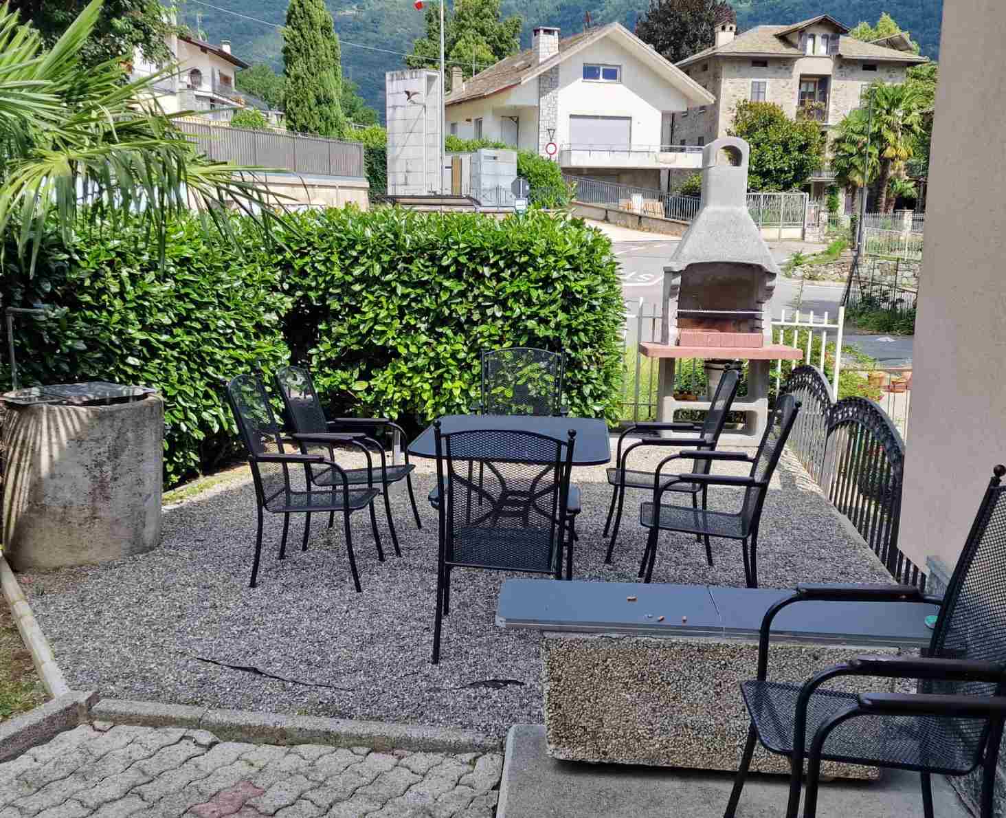 Area barbecue con un tavolo e la griglia a Bianzone presso Valtellinda