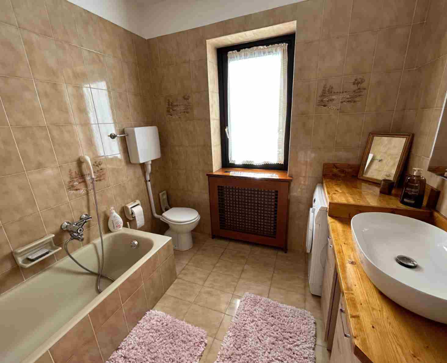 Bagno con vasca presso Valtellinda a Bianzone